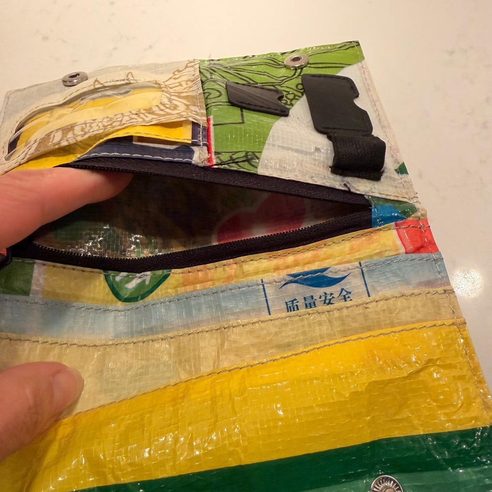 Keen Repurposed Wristlet Wallet Strap Snap Close Pockets Sustainable Recycled - Picture 10 of 11